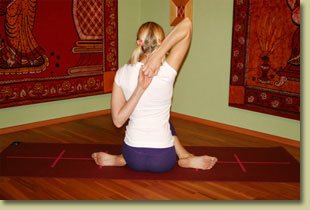 Gomukhasana - Kuhkopf von hinten